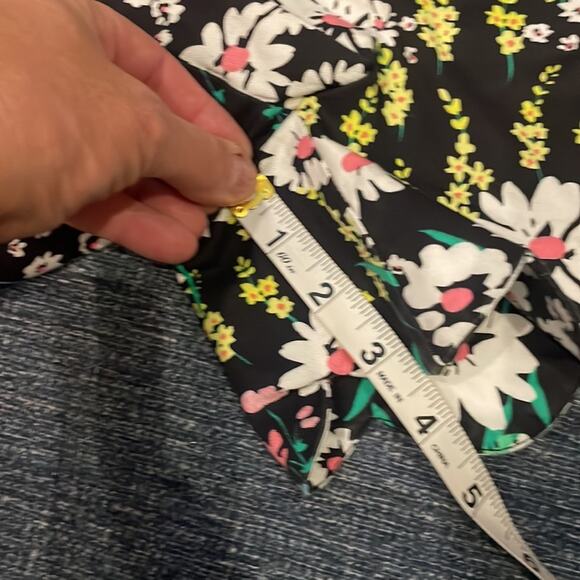 Crown & Ivy Shorts Womens Scalloped Black Floral Size 6 Shelby new with tag - Picture 5 of 8